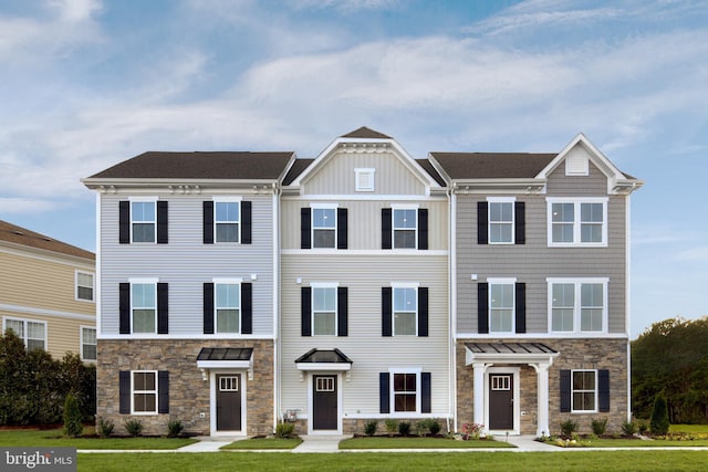 view of front of property with a front yard