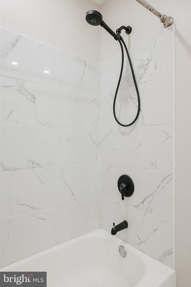 bathroom featuring tiled shower / bath