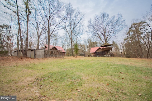 view of yard featuring an outdoor structure