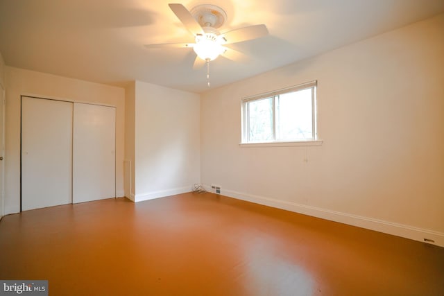 unfurnished bedroom with ceiling fan and a closet