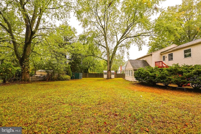 view of yard featuring a storage unit