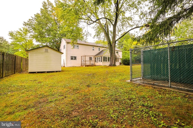 view of yard featuring a shed