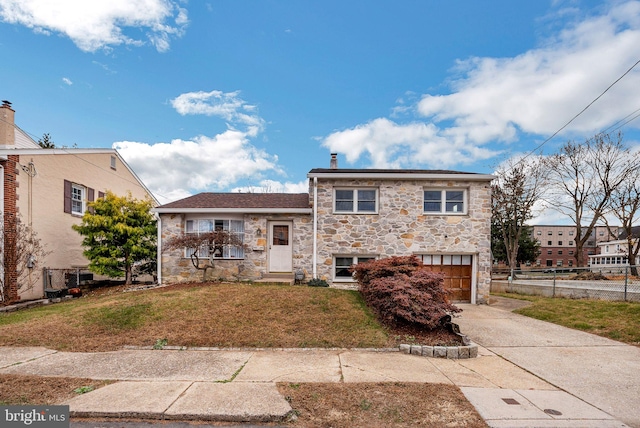 view of front of house with a front lawn and a garage