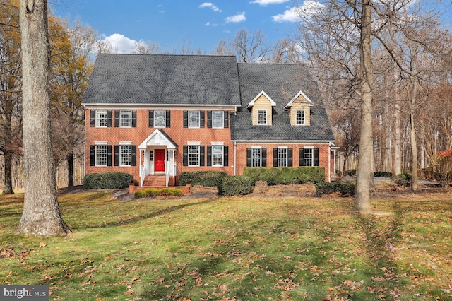 view of front of house featuring a front lawn