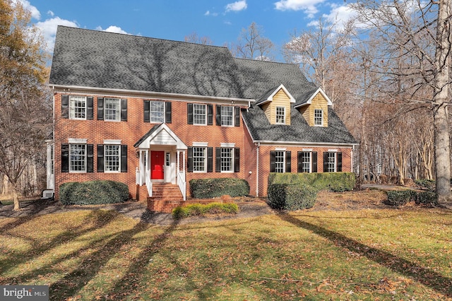 view of front of property featuring a front lawn