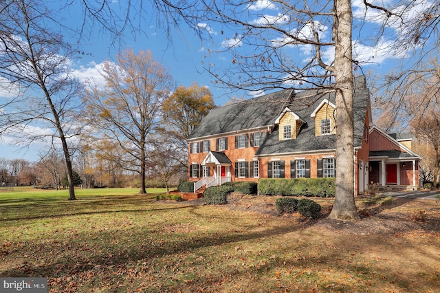 view of front of property featuring a front yard