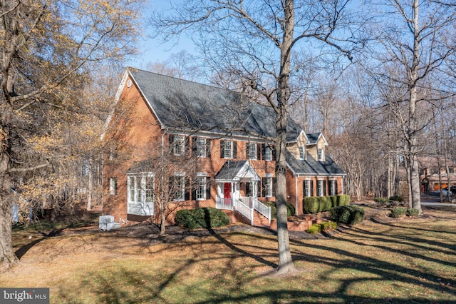 view of front of house featuring a front lawn