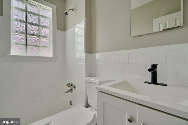 full bathroom with vanity, toilet, and tiled shower / bath