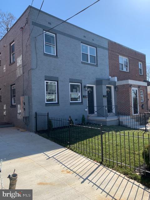 view of front of property featuring a front lawn