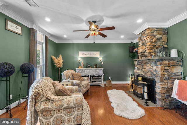 living room with hardwood / wood-style floors, crown molding, and ceiling fan