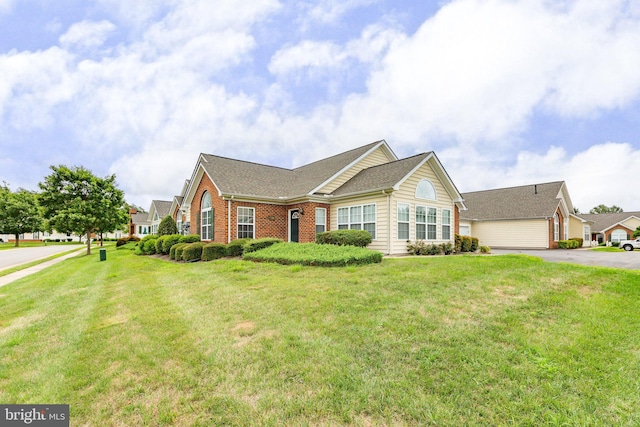 view of front of property featuring a front yard