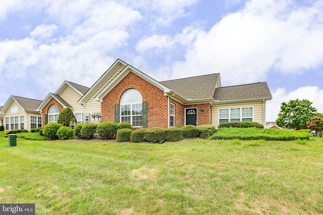 view of front of home featuring a front yard