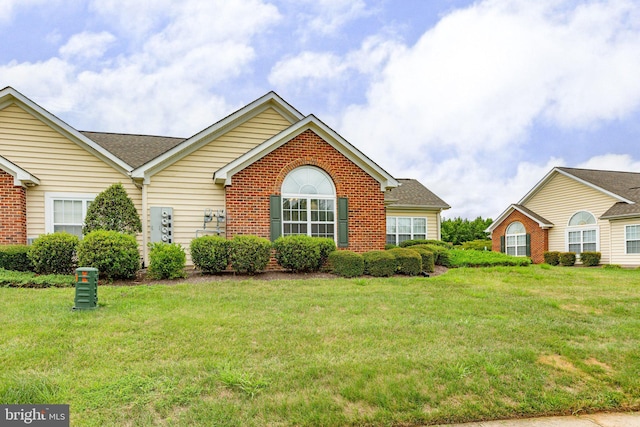 view of front of property featuring a front lawn