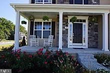 entrance to property featuring covered porch