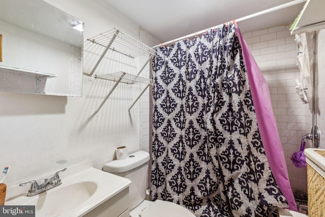 bathroom with a shower with curtain, vanity, and toilet