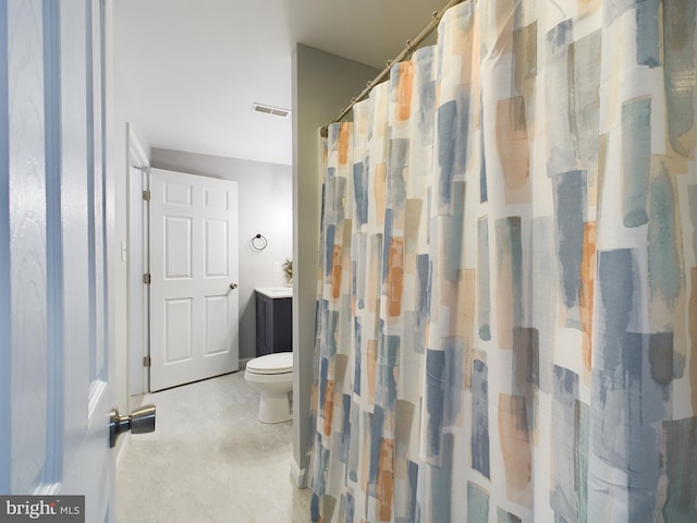 bathroom with curtained shower, vanity, and toilet