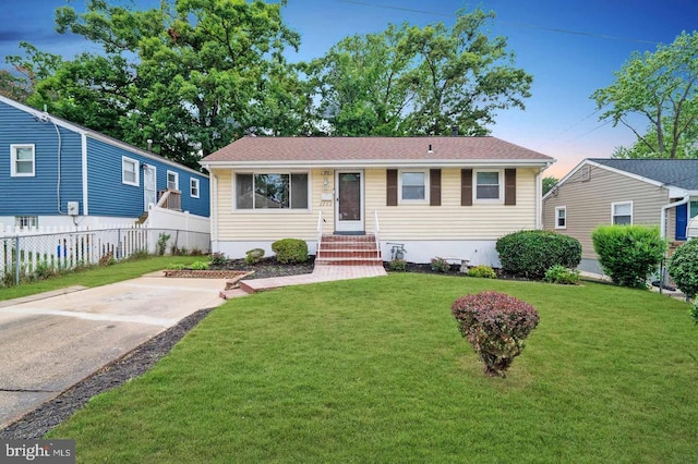 view of front of house featuring a front yard