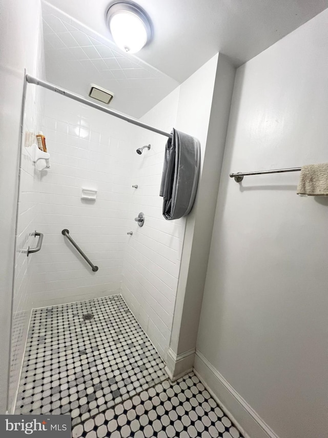 bathroom featuring a tile shower