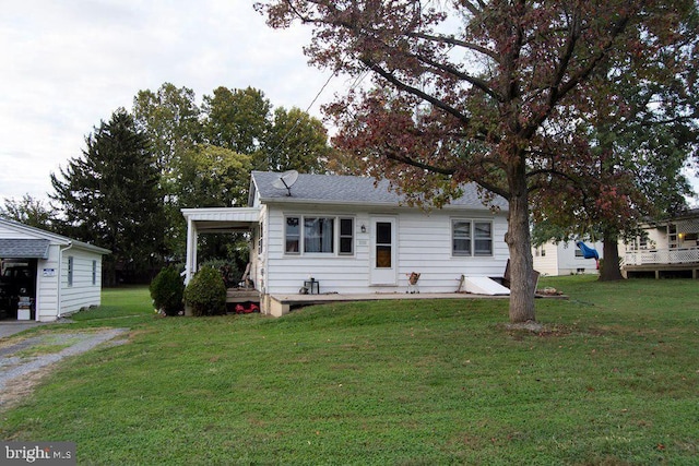 view of front of house with a front lawn