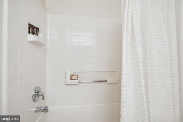 bathroom with shower / tub combo