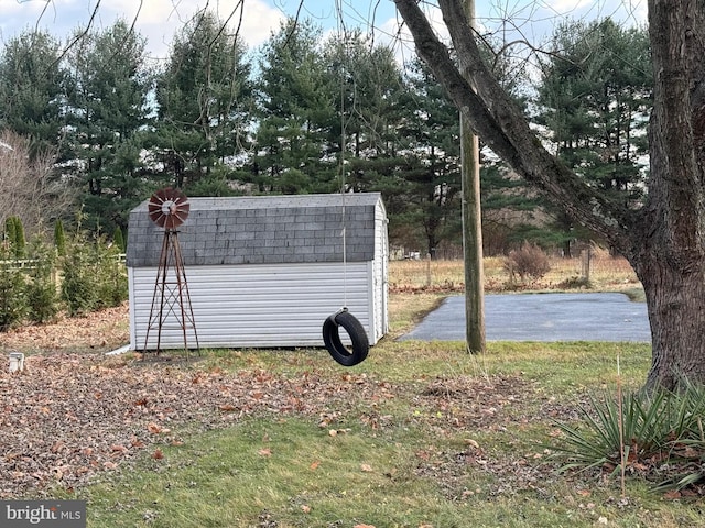 view of yard featuring a shed