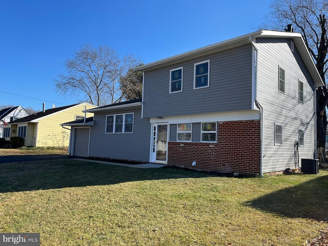 view of front of home featuring central AC unit and a front yard