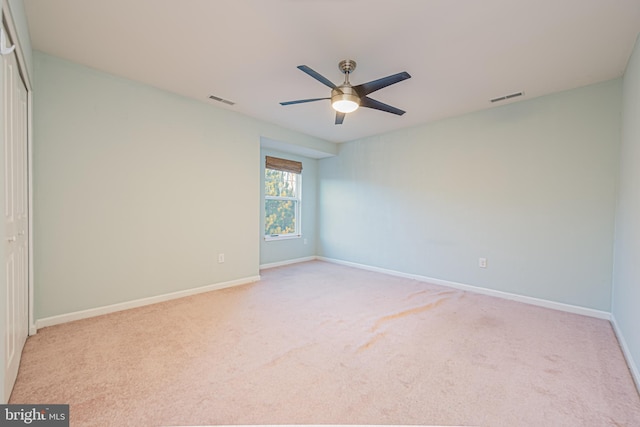 carpeted empty room featuring ceiling fan