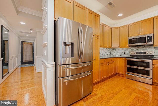 kitchen with decorative backsplash, ornamental molding, stainless steel appliances, and light hardwood / wood-style flooring