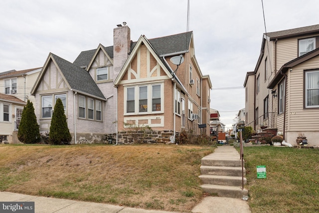 view of front of home featuring a front lawn