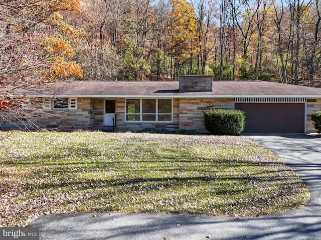 view of front facade featuring a garage and a front yard