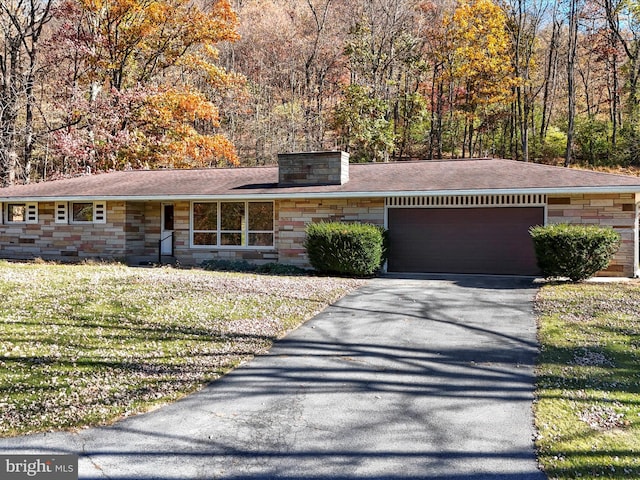 view of front of property featuring a front yard and a garage