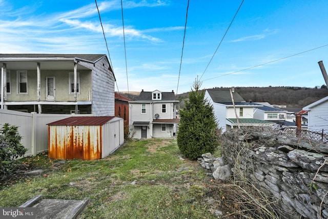 view of yard featuring a shed