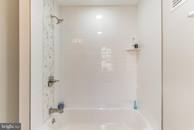 bathroom with tiled shower / bath