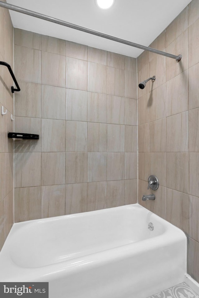 bathroom featuring tiled shower / bath