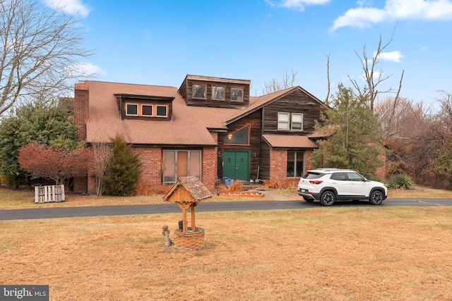 view of front facade featuring a front yard