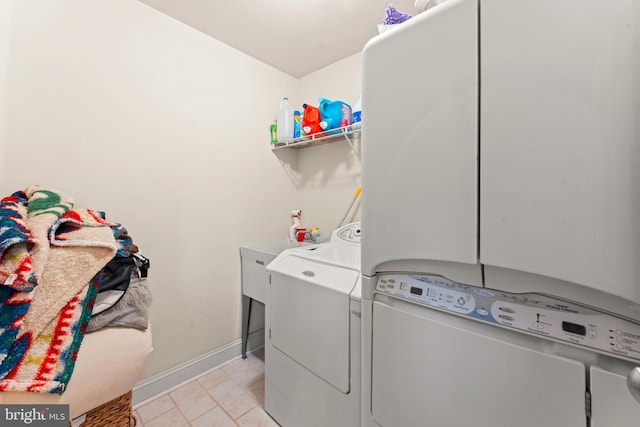 washroom featuring light tile patterned flooring and washing machine and clothes dryer