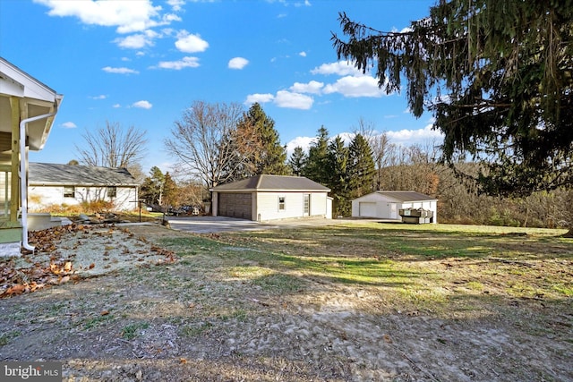 view of yard with an outbuilding and a garage