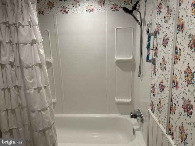 bathroom with shower / tub combo