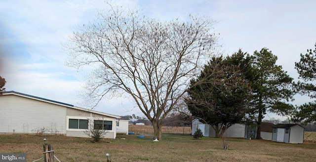 view of yard featuring a storage shed