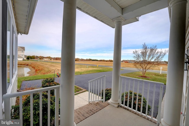 balcony featuring covered porch