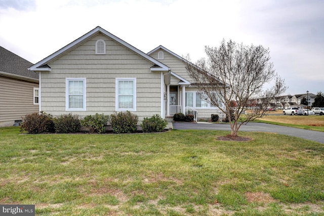 view of front of property featuring a front lawn