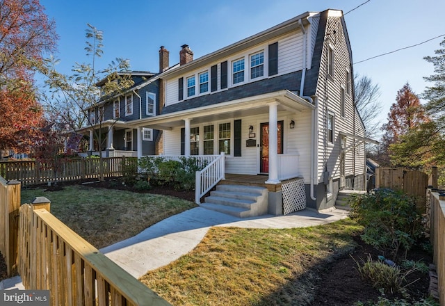 view of front facade featuring a porch and a front lawn