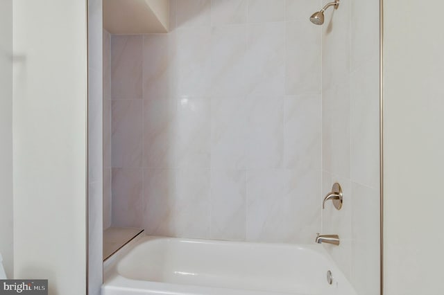 bathroom featuring tiled shower / bath combo