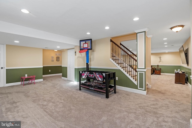 recreation room with carpet