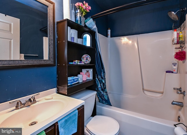 full bathroom featuring shower / bath combo with shower curtain, vanity, and toilet