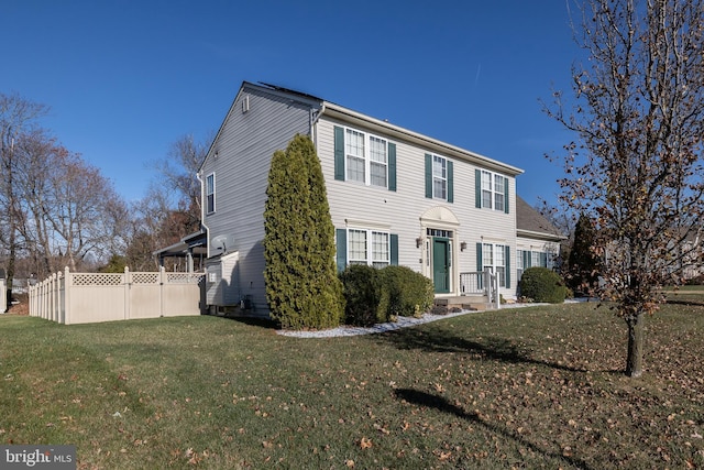 view of front facade featuring a front yard