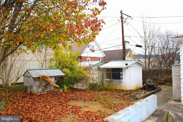 view of yard featuring a shed