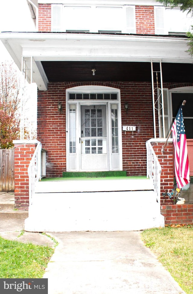 entrance to property featuring covered porch