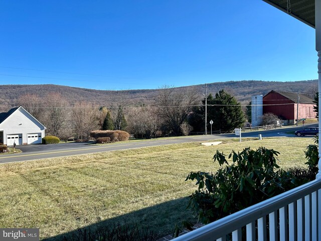 view of yard with a mountain view