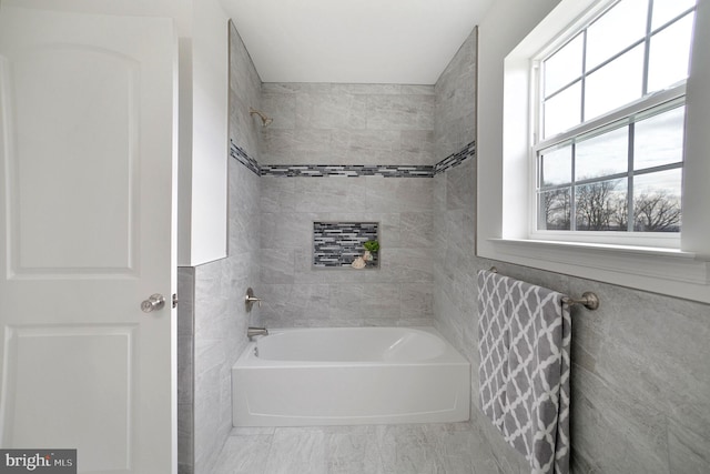 bathroom featuring tiled shower / bath combo